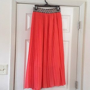 Coral pleated skirt
